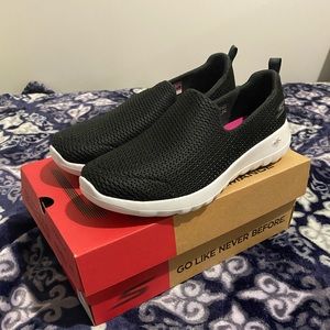 NWT Size 8 Women’s Skechers GoWalk Joy sneakers in black & white.